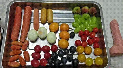 【欢乐谷原创】重口，高端的水果食材只需要最简单的烹饪 年度最新颖大片，极度重口的mj捆绑之洞内研究，捆绑迷晕之后经过深度研究，白丝黑丝捆绑换装，，总结出来洞穴能放入3双丝袜，3个鸡蛋，3根热狗，11颗葡萄，6个圣女果，3个大荔枝，2根红萝卜，七八个脆皮肠，18来个小番茄，3个枇杷，2根王中王火腿肠，6个跳弹，第二天烹饪得这么好的水果怎么能浪费，在客人不知情的情况下全部解决吃完。最后这么多水果是有细菌的，必须用灌肠器清洗干净。难度最大的就是那些葡萄还有小番茄放进去的时候很简单，扣出来的时候才叫难，，，精彩细节尽在视频中见。<br>定拍咨询，其他精彩内容统一企鹅q3650421896,q331266083