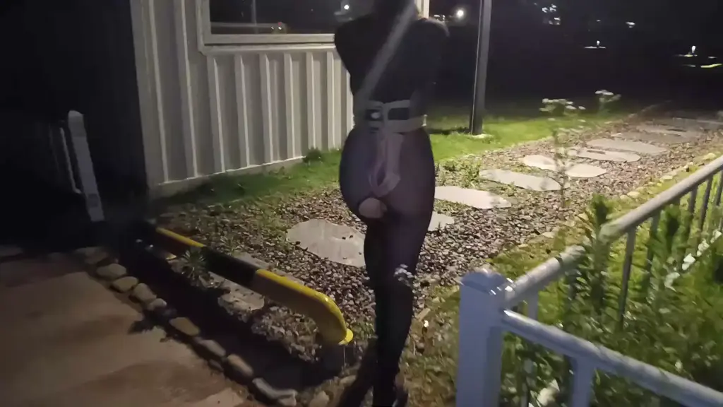 【绯影责束】雨后夜晚欧式直臂露出，日式吊缚放置 雨后夜晚欧式直臂露出，开档全包丝袜，等于没穿一样，中间中断一段时间录制，是因为被路人发现，出了一点小插曲。路过露营地，小卖部，最后在游乐场吊缚，强高失禁。意外的是游乐场的太阳能灯可能因为下雨提前熄灭了，别搞了个措手不及，画面有点黑。介意的同好就不要购买了。<br>另外欢迎购买的老板们记得留言，我们计划在今年6月份我们会在购买我们视频的老板中抽一名老板进行线下的体验捆绑家g的活动（包括定拍的老板）。5月份将进行抽奖，抽奖视频会公布，请购买视频和定拍的老板，qq联系我，购买视频的记得带上购买的截图。我们会根据老板的位置决定场地定在哪里。<br>将后缀改为rar后继续解压。<br>定拍qq：540746370<br>解压密码：418828