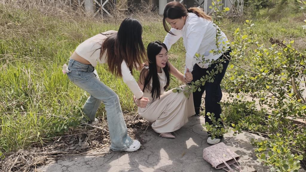 【鑫鑫工作室】各位同好观众以及定拍客户朋友们大家好。为答谢广大同好观众对忘忧社工作室，鑫鑫工作室合作场地拍摄的支持，两家工作室将共同出品多集系列监狱主题片-红色感叹号❗️。视频将由两家工作室账号分集上 【鑫鑫工作室】各位同好观众以及定拍客户朋友们大家好。为答谢广大同好观众对忘忧社工作室，鑫鑫工作室合作场地拍摄的支持，两家工作室将共同出品多集系列监狱主题片-红色感叹号❗️。视频将由两家工作室账号分集上映。 欢迎大家来找我们定拍监狱主题视频。（工作室长 期招募摄影师一名，可以合作的女模特多名）       红色感叹号❗️第三集  本剧是根据女性FZ题材改编拍摄，本集是讲述了带货主播林薇薇，为了赚快钱、博取更多流量，从而直播卖假货赚钱，走上FZ道路。被抓捕归案后，拒不交代自己的FZ事实，经过各种刑讯手段后才老实交代 ，确在关押期间打晕看管人员试图逃跑被发现抓回，为了惩戒和安全又用用手铐铐在脚腕上限制行走，被反手吊铐，重镣加手铐 ，关禁闭，最终她将面临各种制裁。定拍联系：3651574526.