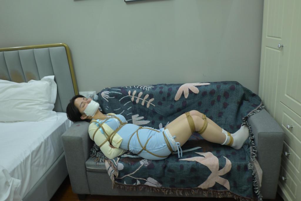 小鱼放置（无剧情） 模特：小鱼，服装:裙子➕肉丝 小白袜,先是被捆绑 封嘴 放置在沙发上挣扎，随后在床上TK，绑在吊篮上TJ等，有丝足特写<br>先下载，把文件后缀名修改为zip，然后解压，解压两次。<span style='color:#b0b0b0;'>[隐藏文字，购买后可见]</span><br>公告：Q：1482120184,定拍咨询，接知名动漫游戏cos定拍，（支持版权买断，独享，小剧情定拍等）长期招募女绳模，无事勿加加了也不会通过，加好友备注来意！定拍只接绳艺捆绑!有兴趣的朋友也可以提供服装以于视频拍摄。