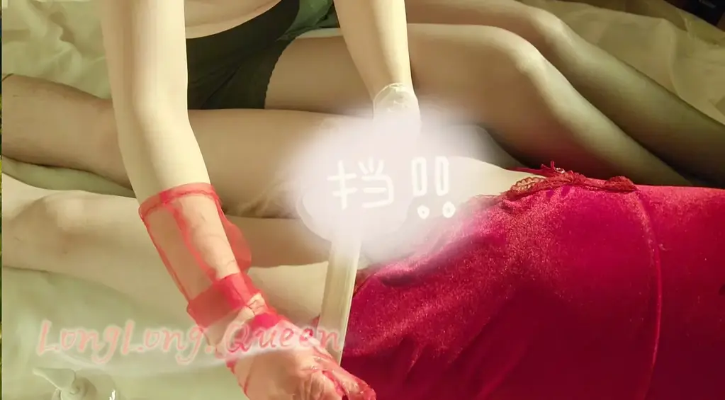 MQPG022   舞蹈生  丝袜责 原味丝袜 丝袜拉扯   榨汁    刑罚    寸止  手套强撸  抽搐  呼吸仓促 原味 MQPG022。舞蹈生的丝袜责榨汁。今天这个爱跳舞的狗狗在挑战之前，一定要穿着红色蕾情趣衣向龙龙展示他的舞蹈，如果狗狗带个女性假发，配合舞姿真可以认为是女孩子，所以舞蹈水平以龙龙来看，视觉效果达到网红水平。可见狗狗真是用心了，真不亏是舞蹈生，我都汗颜了。可惜，狗狗的舞姿按照狗狗自己要求，不能向大家展示了<br>狗狗跳完舞，还穿这么骚的红色情趣衣和丝袜，躺在这里就是为了让我玩龟头吧，今天专门用丝袜折磨它。玩丝袜就是要滴上大量冰凉润滑液，用指腹在龟头表面快速画圈摩擦，重点刺激尿道口和系带处。狗狗躺在床上双腿不安扭动，喘息道：“姐姐………嗯啊……”。红色丝袜过于粗糙，这个强度是狗狗无法抗住的，便用上了龙龙原味丝袜，双手包裹住他肿胀的龟头，慢慢上下套弄摩擦。接着，她用丝袜包裹的手指重点揉搓龟头冠和系带，同时另一只手继续拉扯丝袜。逐渐加快速度，用原味丝袜完全包裹龟头，快速前后磨蹭、旋转套弄，丝袜细腻光滑的触感让龟头不断跳动。这个舞蹈生是第一次丝袜责，表明这是他目前最爽的一次，只是可能这个强度对他有点大，爆射后狗狗 有点呼吸急促，后面便是用手套温柔榨汁。丝袜责要循序渐进，加油狗狗，狗狗也是大智慧之人，多才多艺，真诚无价<br>女联系龙龙企鹅咨询1428942818，原企鹅异常。推X @Longqueenvr 坐标长沙，只喜欢全包，榨汁和龟头责的龙龙 龙龙穿丝袜较多，天冷没有重口味，龙龙有好用，不贵的睡袋需求可以联系龙龙，一般自用一晚，不洗  睡袋主要为缎面，丝绸类，做裙子的面料<br>