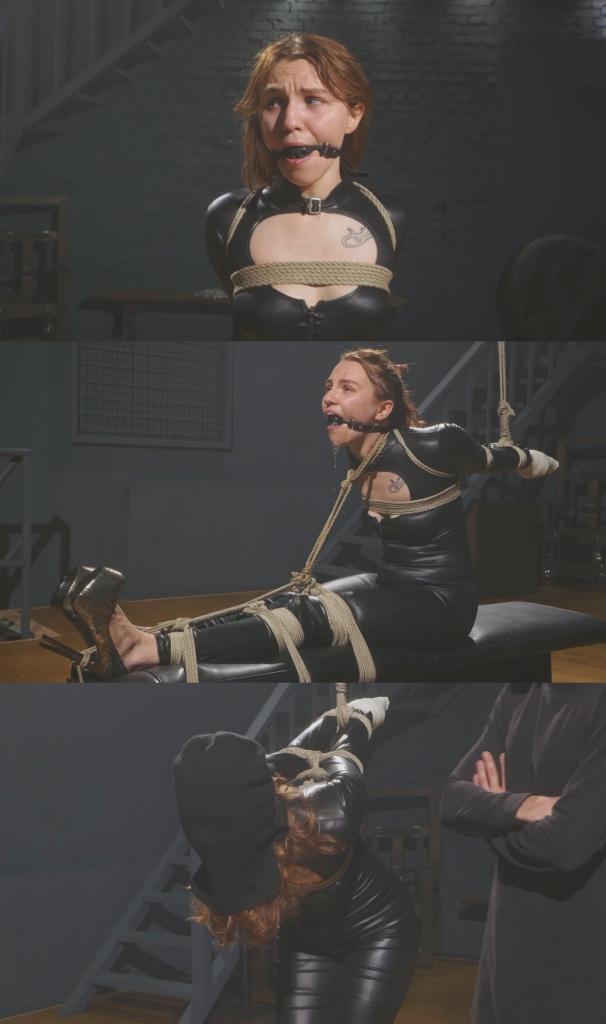Bramble - Black Catsuit Strappado on the Bench with High Heels and Heavy Drooling 视频一开始，她被绑成吊刑姿势，头上套着一个袋子。她的双手被微孔泡沫胶带缠住，保持着这种不舒服的姿势，直到我走近她。<br><br>我走近她，取下她头上的袋子，让她从站立的吊刑姿势中解脱出来。然后，我拿了一杯事先准备好的蜂蜜，开始在她嘴唇上涂抹。之后，我给她嘴里塞了一个球形口塞。正如你可能已经猜到的，我的目的是让布兰布尔流口水。<br><br>接下来，我搬来一张长凳，让她坐下，用高跟鞋将她固定在一个坐姿吊刑姿势中，双腿向前伸直。她的双臂仍然绑在背后，被向上拉到布兰布尔能承受的极限。我还用绳子拽着她的头发向后拉，使她的脸部向上抬起，展示出来。<br><br>然后我再次在布兰布尔的嘴唇上涂上蜂蜜，转身离开，留下她保持着这个僵硬的坐姿，嘴里塞着口塞，挣扎着，口水直流，而我则在一旁欣赏着这美妙的一幕。<br><br>尽情欣赏吧！At the beginning, she is standing in a strappado position with a bag over her head. Her hands are wrapped in microfoam tape, and she waits in that uncomfortable posture until I approach her.<br><br>I come closer, remove the bag from her head, and release her from the standing strappado. Then I take a glass of prepared honey and start coating her lips generously with it. After that, I place a ballgag in her mouth. As you can already guess, the goal is to trigger heavy drooling from Bramble.<br><br>Next, I bring in a bench and sit her down, securing her in a seated strappado-style position with her legs stretched forward in high heels. Her arms, still tied behind her back, are pulled upward as far as Bramble can handle. I also pull her head back by the hair with a rope, keeping her face lifted and displayed.<br><br>Then I coat Bramble's lips with honey one more time and step away, leaving her in this strict seated position with the gag in her mouth, struggling and drooling heavily while I watch the beautiful scene from the side.<br><br>Enjoy!