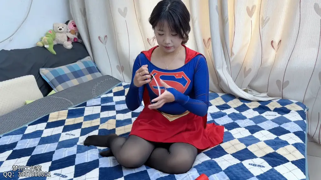 [梦川工作室]女侦探的特殊训练 小骨侦探在训练中，被要求在眼睛上蒙上四圈红色静电胶带，导致她完全看不见。接着，她被戴上头套并锁上项圈，同时手铐也被锁住，项圈的钥匙被藏在了房间的某个地方。小骨需要在规定时间内解开自己的手铐，并找到项圈的钥匙，以挣脱束缚。在这个过程中，小骨感到被束缚得很紧，有被扼住喉咙的感觉。她努力寻找钥匙，由于完全看不见且双手活动幅度很小，只能靠双腿大范围寻找，最后找到钥匙并解开束缚。