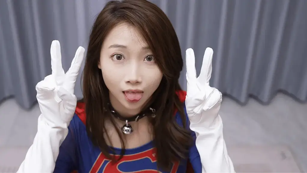 【定拍转公映】女超人的末日 简介：第一部分是关于女超人洗脑的，第二部分是女超人与博士一起洗脑她的女儿<br>第一部分 女超人的末日<br>第一幕<br>女超人大力地打开房门，四下观望（镜头从脚拍到脸）。这时反派卡特博士从暗处转出。<br>博士：女超人！你还记得我吗？我等了你和你妈妈好久！十年前我被你们给打败，如今正是我报仇的时候！<br>女超人困惑地看着他说道：啊？……你是谁……我好像没什么印象？我妈？哈哈哈她跟不会认识你<br>博士：什么！？你们抓了我三次啊！我叫卡特博士！<br>女超人思考片刻忽然恍然大悟。<br>女超人：哈哈哈原来是你啊！你别把自己整的跟我宿敌一样，事实上每次收拾你都不过五分钟而已呢，哈哈哈哈。<br>女超人笑出了声，但对面的卡特博士却开始气急败坏<br>博士：你他妈不要自鸣得意！我告诉你，这十年我可是想出打败你们的办法！现在我的复仇从你开始！看招！<br>随即博士掏出一个遥控器一样的东西按了下去，但是无事发生。<br>博士：这、这、这玩意儿怎么不中用了！<br>女超人大笑道：哈哈哈确实，确实跟你一样不中用。<br>说罢，女超人一拳打在博士的肚子上，博士痛苦地倒地发出悲鸣。<br>女超人抱胸高傲地说：算了，像你这种垃圾什么坏事都没做，我也没有理由把你关进监狱。你好自为之吧。<br>说完她便要转身走回去，但是博士微弱的声音却从她背后传来。<br>博士：唉哟……其实、其实我是你狂热的粉丝……每次看到你用腿技击倒敌人我就心潮澎湃<br>啊……求求你，给我、给我一脚吧……踩一下也行。<br>女超人：啊？<br>她转头抱胸疑惑地俯视着博士，然后又笑了出来。<br>女超人：你可真是个老变态，但越是这样我就越不想满足你~<br>说完，她就要转身离去。但这时博士却爬起来叫住了她<br>博士：嘿嘿！女超人！你看看我！<br>女超人不耐烦地转过身，却猛然怔住了。原来不知何时，博士竟然掏出一个催眠眼镜！<br>博士：看看我的眼睛……你慢慢地感到疲劳。<br>女超人地目光变得呆滞嘴巴张得大大的。她竭力控制自己向博士走去，准备打他。可是女超人没走一步都感觉步履艰难，张开的嘴巴也不自觉地流出了口水。<br>最后，女超人在离博士一拳之遥的地方举起了拳头，但是这已经是强弩之末，她的拳头还未挥出便软绵绵地垂了下来。她就这样双眼呆滞，嘴巴张开，口水流下，站在原地。（从脸到脚各机位特写）<br>博士：好险……不过我的计划总算成功了！这个东西可以催眠你，但不能完全控制，所以我还要在将你彻底改造！<br>第二幕<br>醒来的女超人被绑在椅子上，她不断地挣扎，但是却无法挣脱。这时候博士走了进来，手里还把玩着一个机器。<br>博士：啊~我的女超人呀，你总算醒了。<br>女超人：我放你一马，你竟然恩将仇报！畜生！<br>博士：畜生！？呵呵，当年你和你丈夫将我的心血化为乌有，我可是恨你入骨呢！现在我抓到你了，那可不好好报仇！？<br>女超人：你要做什么？<br>博士：我要做什么？呵，你看到我手里的机器了吗，这个机器是个洗脑仪，我要把你洗脑变成我的奴隶！<br>女超人一惊，随即又蔑笑了起来：洗脑？哈哈哈，你不会认为这个对我有用吧？<br>博士恶狠狠地说道：当然啦，我未来的奴隶，我可是将你的脑电波、大脑构造都了解的一清<br>二楚。并且，不只是你……嘿嘿，你还有个女儿吧，我要让你和你女儿一起堕落变成我的奴<br>隶！哈哈哈哈<br>女超人愤怒地扭动身躯：你敢！你要敢打我女儿的主意，我便将你碎尸万段！<br>博士将洗脑仪器按在女超人头上并打开了开关，瞬间女超人白眼翻起开始抽搐起来。<br>女超人：啊~啊~啊~哦~哦~好~嗯~<br>女超人发出各自无意义的娇喘，口水也从嘴里流出。随着时间变久，她的脸也开始抽搐起来，好像似笑非笑。<br>女超人：啊~啊~好爽~啊~哦~洗脑~舒服！<br>她好像高潮了一样叫了出来，博士看到满心欢喜。<br>博士：你是谁？<br>女超人：我、我、我是女超人，维护、维护……维护正义的人！<br>她突然眼神严肃起来，虽然女超人大脑混乱，但是身为女英雄的尊严并未屈服！<br>博士看罢，拿出一个杯子说道：这是真心水，喝了你就会回答我所有的问题。要是以前这水<br>肯定对你没用，但是现在这个状态嘛……包赢的，嘿嘿。<br>于是博士便给女超人喂下，然后用轻柔的声音问道：女超人，我是你的粉丝~想请问一<br>下，如何才能彻底的征服你呢？~<br>女超人此时脸色抽搐，但好似强打精神的说道：挠……挠……我脚心……我就会……听<br>话……说完她眼神又迷离起来，口水不自觉地流出。<br>博士笑了笑又打开了洗脑仪，女超人便又开始翻起白眼抽搐起来。博士抓起她的脚，深情地抚摸着，然后说：女超人，你想被挠痒痒吗？想的话说出来吧！<br>女超人全身抽搐，她大声喊道：请挠我痒痒吧！我想被挠！<br>博士：哈哈哈啊哈哈！看来你已经神志不清了！那就来最后一步吧！<br>博士脱下她的靴子开始挠痒。<br>女超人：啊~啊~啊~痒！爽！啊！哦！呃！哦哦哦哦！我去啦！哈哈哈！<br>随着女超人最后的娇喘，洗脑结束了。她翻着白眼瘫坐在椅子上，脸上浮现出满足的神色。<br>博士玩弄她的脸<br>第三幕<br>被洗脑完毕的女超人，昂首挺胸双手叉腰面带微笑，目光坚定地站着。博士推门而入得意地望着女超人不住地搓手。<br>博士：哈哈哈哈！我多年的夙愿终于实现了！你的主人是谁！你是谁！<br>女超人听完这句话，双腿猛地并拢，单手敬礼并大喊道：嗨！我是惊奇女奴！我的主人是卡特博士！<br>说完她便麻利地单膝下跪目光坚定地看着博士<br>女超人：惊奇女奴准备完毕，请主人下令！<br>博士：哈哈哈哈！好！好！好！那么你就给表演一下你最羞耻的动作！<br>女超人：yes！主人！<br>随后女超人两脚叉开，做出高叉泳装的姿势快速劈叉，期间不停喊着“嘿咻”“遵从主人命令”<br>之类的话<br>直到最后，她一边快速做高叉泳装姿势，一边比出“yeah”的姿势，露出斗鸡眼伸出舌头流出口水妩媚的看着反派（阿那颜）（特写镜头）。<br>博士：好的！我的奴隶！我想要你妈妈一起服侍我，你愿意吗？<br>女超人：妈妈？妈妈？妈妈…<br>女超人此时忽然露出痛苦的神情，双手抓着头发囔囔道：主人…妈妈…不！不！我不能…要服从主人的命令…不！不！不！<br>看着女超人痛苦的神奇，博士得意地说道：我就知道，你这个奴隶不会献出自己的女儿。但是一切马上就好了。<br>他掏出一个特制的这时候博士又拿出一条项圈，戴在女超人头上。女超人想反抗，但是最后没有成功。女超人脸上痛苦的神情不见了，取而代之的是一抹不可言状的微笑。<br>博士：为我表达你的忠诚。<br>女超人像小狗一样蹲了下来，双手像狗一样举起，吐出了舌头。手伸在脸旁边比出一个yeah的姿势<br>博士：这下你愿意帮我洗脑你的妈妈吗？<br>女超人：嘿嘿愿意我的主人！我定要让她知道，这是我们的荣幸！<br>第四幕<br>博士让女超人踩踏物体。<br>博士：怎么样？我的奴隶，当反派的感觉怎么样？<br>女超人：哈哈哈哈！作为主人的女奴，这感觉太棒了！我真希望我的妈妈也来服侍您！哈哈哈哈哈！<br>定拍合作请联系QQ1372181502 2838269780 网盘解压密码bill 不要在线解压 解压后png重命名改mp4格式就好
