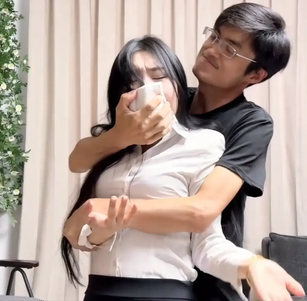 云雀定拍——美女教师训导学生却被反绑 云雀工作室定拍，吴晗是一名老师，经常利用课余时间给学生做辅导。这一次，一名差生被吴晗叫到家中补习，谁曾想学生竟是一位恋足tk爱好者，他在吴晗身后偷袭，将她捂晕……<br>非常经典的云雀风格，后续还会有续集，包括之前那部视频的续集后续也会定拍发布（不过可能要等的久一点，这是个人第二部视频，希望大家多多支持，谢谢）<span style='color:#b0b0b0;'>[隐藏文字，购买后可见]</span>