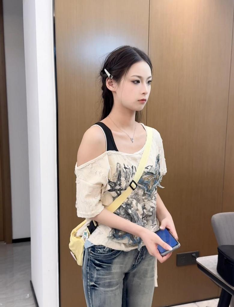 【比尔】邪恶导演(六) 这次的主角的是我们的漂亮妹妹E.Lynn，看到她本人的时候我觉得还是挺惊讶的，<br>这个颜值正合我心意，当然我也是为了各位老哥着想，倾向于用高颜值的妹妹，妹妹身材也是比较纤细的，166 37，<br>老规矩来了我们这里，先得让邪恶的导演玩一下，看看妹妹如何，然后弄晕公主抱....嘿嘿嘿，妹妹反应让我很舒服,特别是翻白眼挣扎的时候，<br>嫩的出水，脸上还有胶原蛋白Q软Q软，请各位定拍的老哥不要对妹妹那么过分哦哈哈，速联系<br>定拍合作请联系QQ1372181502 2838269780 网盘解压密码bill 不要在线解压 解压后png重命名改mp4格式就好