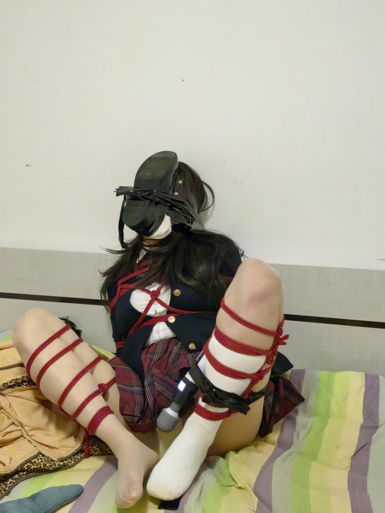 放学回家被绑架，以为告诉密码能保命，却被撕票的jk学生妹内含(窒息，zx，玩弄，气味系) 感谢出演嘉宾:可爱的七七<br>故事大概:jk学生妹放学回家被入室绑架了，折腿加后手缚绑好，然后用马具口球堵嘴，然后逼问银行卡密码，学生妹不从，然后绑匪用老师白袜和鞋子，用气味系折磨，然后用棒棒刺激，最后学生妹受不了了，只能告诉绑匪密码，绑匪去取钱，把棒棒固定在下面，把学生妹放置了一会，学生妹挣扎，在快挣扎成功时，绑匪拿完钱回来，将白袜和鞋子取下来，送学生妹最后一程，用袜子加塑料袋窒息，学生妹在气味窒息中失去意识