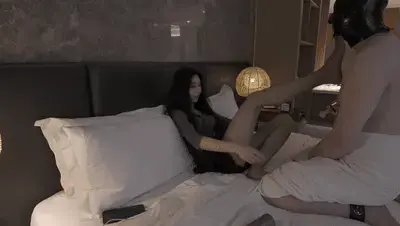 ???? 乳胶头套下的绝对臣服：呼吸、疼痛与物化的盛宴 乳胶头套紧紧包裹着你的脸庞，将世界彻底隔绝。<br>每一口呼吸都必须经过我的允许，那狭窄的呼吸孔成为你唯一的生命通道，视觉、听觉、声音……所有感官都被温柔而残忍地剥夺。你只能沉浸在黑暗与我的气息里。<br>阴囊锁冰冷地咬住你最脆弱的部位，沉重的金属锤缓缓悬挂，拉扯着你的神经与尊严。<br>每一次轻微的晃动，都是我对你的身体和灵魂同时进行的绝对掌控——疼痛与臣服，在这一刻完美融合。<br>层层胶带从脚踝一路缠绕到肩膀，将你彻底封印成一个无法动弹的物件。<br>你的挣扎、你的扭动、你的所有反抗，都被死死压制，只剩下细微的颤抖出卖你内心的渴望。<br>当我坐上你的脸，那柔软又沉重的温暖完全覆盖了你。<br>呼吸变得奢侈而艰难，羞耻感如潮水般涌来——你只能在我的私处下卑微地喘息，用舌头和鼻尖来证明自己的存在。<br>而SP的每一次落下，都像火焰一样灼烧着你的皮肤。<br>疼痛不是惩罚，而是我最直接的语言，它在告诉你：在这里，你必须被彻底支配。<br>当所有这些元素同时降临在你身上……<br>你已经不再是你。<br>你只是妈妈的一个无声的、听话的、彻底物化的玩具。<br>一个连求饶的话都说不出口，只能用身体颤抖和眼泪来表达臣服的……专属玩具。<br>视频解压说明：视频两次解压，改后缀，输入密码<br>如果你也对这些元素感兴趣，请通过276727177作简单的自我介绍与添加意向，添加本人联系方式需支付门槛费（半张），此目的为筛选诚意伙伴、建立平等交流基础的必要条件。<span style='color:#b0b0b0;'>[隐藏文字，购买后可见]</span>