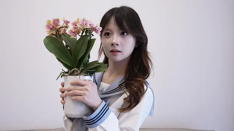 【定拍转公映】不良摄影师 少女是一个服装穿搭类博主，经常在社交平台上发布自己的穿搭视频，某一天女主约了一名摄影师上门拍摄，<br>可曾想这个摄影师是色影师？见四下无人，居然怀着及其不良的想法。。。。<br>定拍合作请联系QQ1372181502 2838269780 网盘解压密码bill 不要在线解压<br>-----------------------------------------------------------------------------------------<br>所有定拍转公映皆经过定制者同意，各位放心定制，另外请二手平台的贩子不要再搬运视频，<br>特别是b站的，下午上去晚上就看见了，一律搞下架，搞到私域的我就不管你了，维护好小圈子。