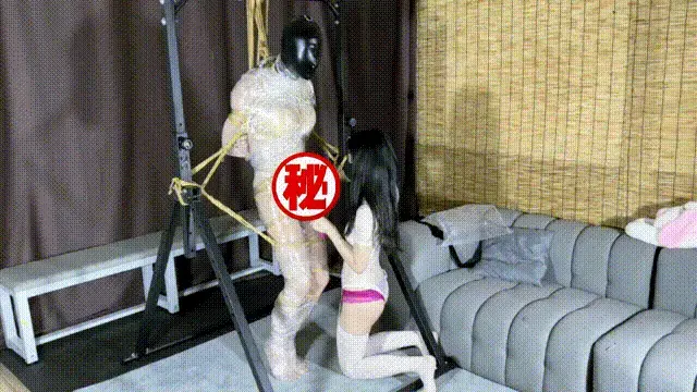 《安安与月月》物化玩偶油亮肉丝紧缚悬吊全身紧紧包裹。无情呼控+强制榨汁依然无法摆脱白丝美腿女王的狠辣手段，多种方法齐上阵，哀嚎求饶也无法挣脱，只能再一次沦为女王脚下的榨汁玩偶。 安安是被严厉驯化的伪娘绒布球玩偶<br><br>呼控头套严密紧致的包裹玩偶头部，全身捆绑之后狠狠吊起来，玩偶只能在半空中无助的摆动挣扎，然后白丝女主多种方式一起使用，安安在空中一扭一扭的样子还是超级可爱的。<br><br>但是可爱归可爱，白丝女王并没有因为这个而怜悯安安，手段依然强力在线，不停的呼控 各种手段强制榨汁，安安快感与痛感并存，被强制责也没有任何办法让女王停止，只能被动的变成女王的玩偶，绝望且无助的挣扎释放。<br><br>招聘想狠虐安安的小姐姐模特~也可以定拍：2089255940<br><br>不要在线解压哦，保存到本地然后解压，后缀改为MP4即可。截图有打码，作品无遮挡。<br><br>解压密码：anan