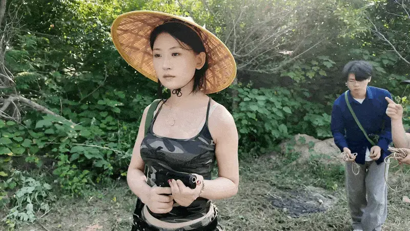 [Jimnewfantasy] Female Military Officer Xiaoqin’s Field Mission Adult female officer Xiaoqin is captured in a fictional military field drama involving rope restraint, transport, and role-play. Studio QQ: 1642384671.