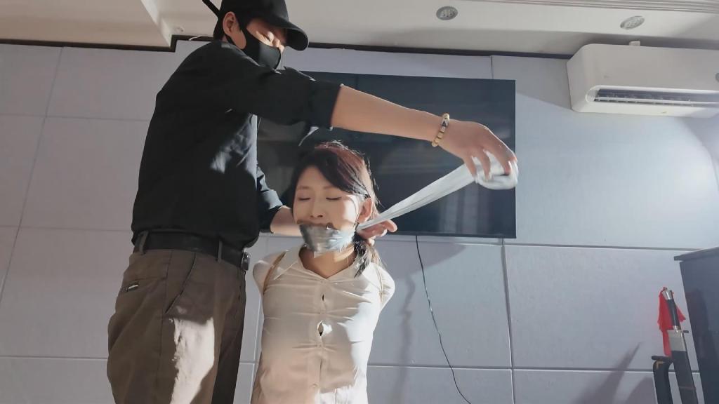 定拍：白衬衣红口球之魏灿 还记得那个被诱骗入狱的魏灿吗，这次是他的男朋友因魏灿被判无期后，绑架报复那位真正肇事逃逸的凶手。（之前交代过她两很相似）穿着白衬衣、黑短裙，肉丝袜的魏灿，开始被丝袜胶带堵嘴，后换成红色实心大口球，后被绑成一团藏在屋子里。。。等待她的将是来自受害者家人的报复和怒火。剧情定拍，模特合作，女m绳缚体验等各种事宜可加我Q2332635397<span style='color:#b0b0b0;'>[購入後に隠しワードが表示されます]</span>