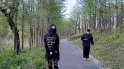 【娜绳工作室】【青柠】202NSGZS-202 ◀这次的户外地点选在公园，脚上带着定制铐子，穿在靴子里，手上带着定制铐子，又带上了绝版铐，只有链子连着从白天一直走到晚上，没想到一路上遇见了不少有趣的人。<br><br>有牵着手散步的小情侣，有擦肩而过的小哥，也有忍不住多看几眼的大哥。原本以为最大的看点会是这些路人，结果最让我们意外的却是另一个人，我们也不确认是不是CD。<br><br>隔着大半个公园，我们注意到了一个特别的身影。<br><br>因为距离太远，只能用手机放大去看，却始终看不太清楚。对方穿着粉色上衣，搭配偏女性化的穿搭风格，但远远看去又有些让人捉摸不透。我们一边观察一边猜测，却始终不敢下结论。<br><br>本想着鼓起勇气走过去看看，或许还能聊上几句。可就在犹豫的这段时间里，对方已经悄悄离开了。<br><br>直到最后，我们也不知道自己的猜测到底对不对。<br><br>而这种未知，反倒成了这次户外最让人难忘的插曲。<br><br>当然，一路上的趣事远不止这些。<br><br>爬坡的时候，青柠怎么都上不来。本来以为会被拉着手帮忙，结果最后直接换了种方式——拉手是不可能拉手的，干脆拽着链子一路往上带。<br><br>现在回头看，这一天不仅风景漂亮，更充满了各种意料之外的小故事。<br><br>一天的户外，处处都是意外。看完视频，你会发现最好玩的往往不是计划里的内容。<br><br>大号QQ：642462518，有需要的加<br>备用QQ：3681234217<br><br>绳缚镣铐体验室初步建成，欢迎前来咨询体验<br>地址是在黄岛<br><br>另外，工作室诚招模特，仅限女生（CD，跨女还请勿扰，多谢合作）欢迎咨询<br><br>➡需要定拍的可直接加我的联系方式，模特可接定拍，一般当天出片。<br><br>↓   ↓   ↓   ↓   ↓   ↓   ↓   ↓   ↓   ↓   <br>✅主页：https://www.linzijun.app/@nashenggzs<br>✅QQ：642462518   备用：3681234217<br>✅微信：Nashengliaokao<br>✅推：@NashengQN<br>↓   ↓   ↓   ↓   ↓   ↓   ↓   ↓   ↓   ↓   <br><br><br>---------------------------------------------------------------------------------------------------------------------------------------------------------------------<br>㊙【解压密码】[-H] nana2023     在下载后解压的文件里  为防止被封，建议根据所给的提示请修改后缀名后观看。建议下载后观看，防止被封，请勿在线观看。如果是电脑端，可下载后修改后缀名可观看 [-H]<br>---------------------------------------------------------------------------------------------------------------------------------------------------------------------