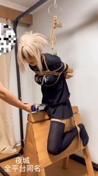 [夜城（个人账号非工作室）] White Lian Park: Cross-Dressing Experience A cross-dressing performer undergoes a staged restraint and discipline session involving a cage and several devices. Booking QQ: 986404802 or 3338776271.