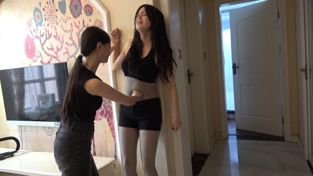 百合间的背叛 小美和巧红原本是一对儿拉拉可是有一天小美却红杏出了墙，巧红知道了此事后怒不可遏，于是来到了小美的住处......期待与您的合作 QQ：3776089676