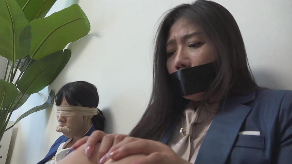 逍遥精拍作品《事务所袭击事件上集》，漂亮的OL们被蒙眼堵嘴捆做粽子一般祝大家端午节快乐！        成熟OL来到事务所一开门，就发现新人OL被紧紧捆绑了起来，她刚想报警，就被歹徒制服了。看来两个OL无法轻易脱身了......<br><br>       首选下载：视频库【支持直接在线观看，在视频下方直接按清晰度下载，画质和微云下载一样，永不失效，非常推荐】<br><br>       备选下载：已经放弃百云改用微云链接，画质和视频库相同，只作为备份使用，并不推荐，解压密码：<span style='color:#b0b0b0;'>[隐藏文字，购买后可见]</span><br>