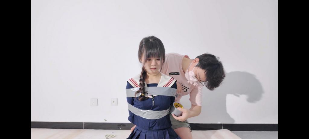 《我到二仙桥》定拍作品 可怜的鱼丸妹妹刚回国就被胶带捆绑束缚并封嘴，拼尽全力仍然无法挣脱。<br>鱼丸妹妹是个非常有灵性的小女孩，所以定拍了这部作品，请大家慢慢欣赏。