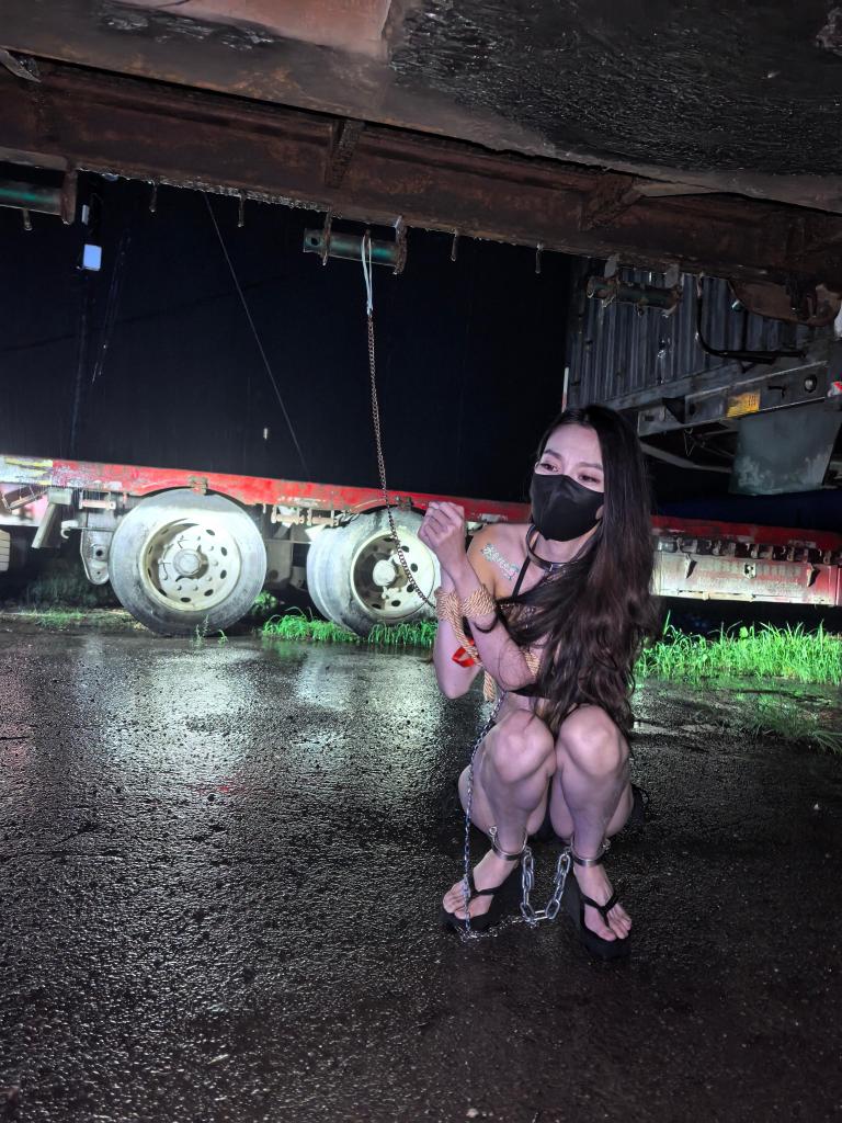 水叁枝出品~小水雨天户外调教直播 楼道 车底。。惊险恐慌害怕 下雨天户外调教，水逆的一天，雨下的比预报大的多，藏在楼道还被路人发现，头还撞了大包，真无语ing。。。