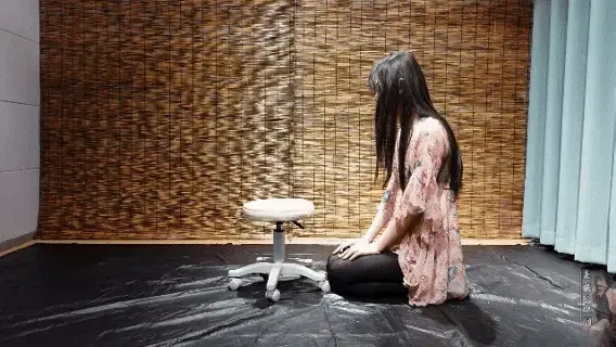 变装的魅力《素人改造第十五期》可爱的伪娘小姐姐体验被紧紧束缚TK囚禁体验，吊缚、挠痒、鞭打、驷马、踢档、狗笼 可爱的伪娘粉丝体验囚禁，紧缚，一天一夜的囚禁紧缚，最后还是坚持下来了，敢于挑战的精神才能体会其中的乐趣，紧紧束缚起来才是你应该有的归宿！ <br>摘要————————很喜欢的紧紧束缚起来才有安全感，被绳子绑的、丝袜包裹着，想想都很有欲望！ 还是很在意绳师的技术的，绳子虽然绑在自己身体上看不到。但是还是能感觉出来。绳子的走绳也是紧缚感重要的连接，也不是绑的绳子越多越好，是把绳子都合理的用在身体上的每一处是紧缚的重要因素。观看的人有感觉，被绑的人也有感觉。遥远的未来或是回不去的过去，紧紧束缚、享受当下。<br>喜欢绳子研究绳子，为大家创作更好的作品，<br>♠ 因为喜欢，所以更专业。<br>♠ 当然欢迎大家定拍各种作品以及剧情片，竭力创作。<br>♠ 定拍、约拍、各种视频欢迎咨询<br>♠ 一心追求绳艺 探索各种姿势的奥妙 追求极致的捆绑艺术<br>♠ 专注紧缚捆绑而不失紧缚带来的体验感<br>♠ 工作室提供免费化妆服装体验（圆同好朋友一个女装梦）<br>♠ 以上模特的化妆均有本主亲自塑造<br>♠ 支持原创是我们创作的最大动力<br>♠ 网盘解压密码：<span style='color:#b0b0b0;'>[隐藏文字，购买后可见]</span><br>♠ 定拍视频、约拍视频、预约体验（伪娘、男生都可以体验）、原味衣物道具出售!!!详情加下方联系方式咨询<br>♠ 联系方式：Q<span style='color:#b0b0b0;'>[隐藏文字，购买后可见]</span> 备用 Q<span style='color:#b0b0b0;'>[隐藏文字，购买后可见]</span> V<span style='color:#b0b0b0;'>[隐藏文字，购买后可见]</span><br>♠ 绳模敏儿的联系方式 喜欢敏儿的可以找她约绳，Q<span style='color:#b0b0b0;'>[隐藏文字，购买后可见]</span> ——————户外已更哦 没购买的小伙伴抓紧喽<br>♠ 诚招山西附近的女M、伪娘、能过来的也可以，有兴趣的可以加上方联系方式咨询!伪娘免费化妆 不要发邮件！！！！发邮件咨询一律不回！