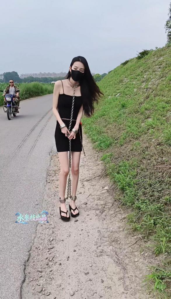 水叁枝出品~乡间小路上的小水镣铐押运 游行 被路人注视 完全社死 水叁枝出品~乡间小路上的镣铐押运，体重只有70几斤的小水戴着10多斤的重镣被押运在乡间小路上，脚镣磨得脚腕要掉了都，被无数路过的村民指手画脚和窥视，期间还被锁到路边拴起来示众，完全社死。。。<br>（定拍请加QQ1359092318）备注妖狐吧用户名呦
