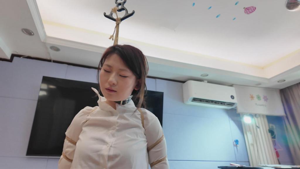 定拍：魏灿紧缚口球吊脖 被绑架后的富豪千金女（魏灿饰）被五花紧缚，膝盖紧缚，脚踝带板铐，带着大红口球，直立吊着脖子踮起脚尖站立。绑好后，魏灿想解开手臂绳索，只是徒劳而已。她绝望无助的眼神，让人心疼。剧情定拍，模特招聘，女m绳缚体验等各种事宜可加我Q2332635397，注明来意。后续更精彩，希望大家支持和关注。感谢。<span style='color:#b0b0b0;'>[隐藏文字，购买后可见]</span>