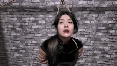 双面女间谍希希去和线人接头被抓,敌方对她使用各种刑讯手段死不承认,最后对她执行绞刑. 解压密码mysy<br>双面女间谍希希去和线人接头,刚走进屋子,被埋伏的敌人抓获,五花大绑带上重刑脚镣押走,第2天敌人提审,对她使用各种残无人道的刑讯手段,她死不承认,最后敌人用绳套套在她的脖子里,用力往上猛拉,一会儿翻了白眼,一命乌乎.<br>线上定拍线下可约拍,只定拍绿色视频,可接受赞助定拍和收藏版权定拍,业务咨讯qq3094769038非诚勿扰<br><br>