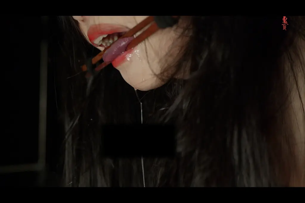 绳缚，伪娘 伪娘小云和惠梓琪通力合作完成了一项很好看的绳缚作品。将人大字绑在竹竿上。然后进行折磨。惠宝工作室为朋友们提供视频同款体验。绳缚体验以及定拍，欢迎大家体验