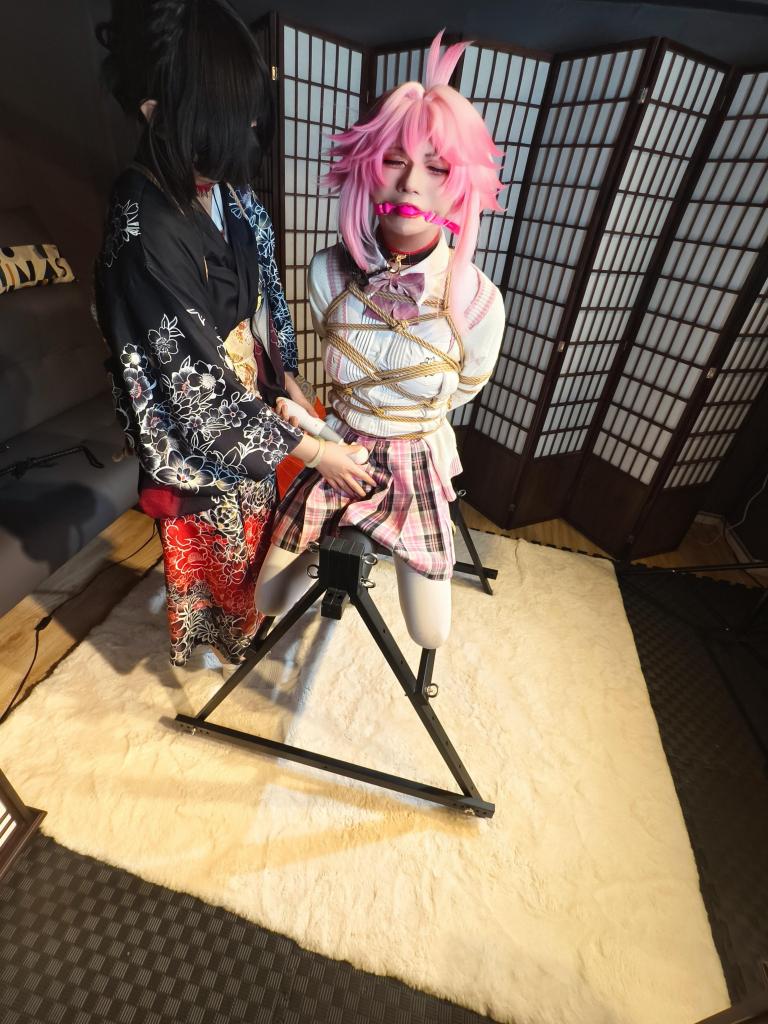 【宫野】联名 badcat工作室 宫野cos绯英JK调教日记 男娘宫野联名badcat工作室和工作室的多比老师进行试镜拍摄，多比老师作为女S将狠狠调教cos绯英的小男娘宫野，其中小宫野遭受了令人难以忍受的反复高潮，作为调教为女仆的日常章节呈现大家<br>【很荣幸能够成为badcat工作室的一员啦，希望大家多多支持——宫野】