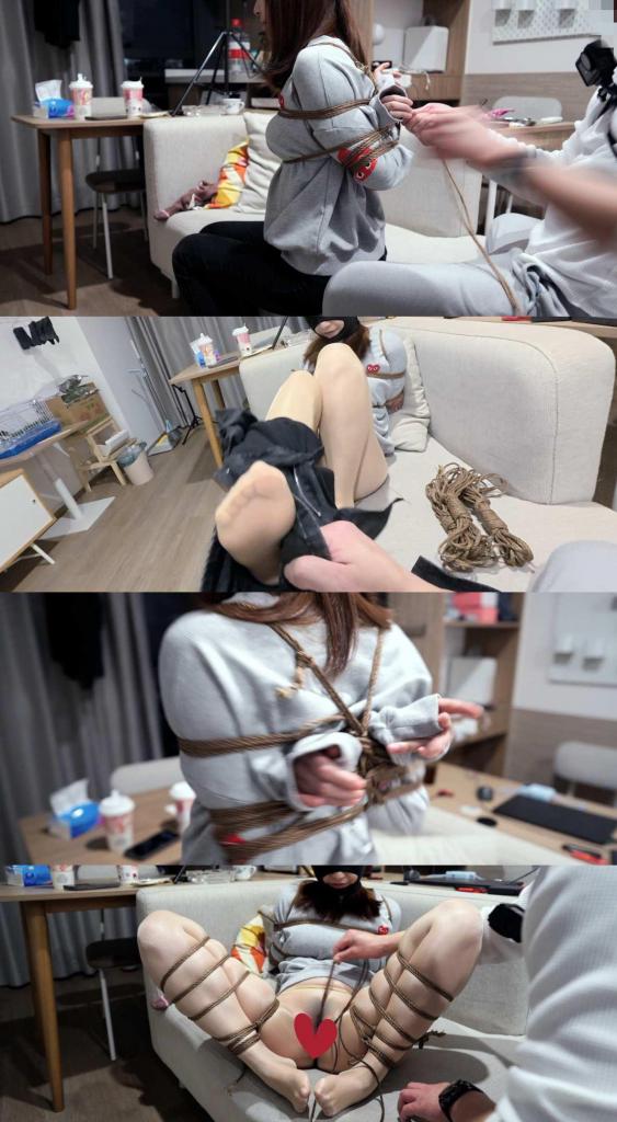 小美女第二次约绳子开拓奇妙世界 第一次只是小心试探，而这一次，我提出尝试更紧一点的绑法。她欣然同意，甚至显得有些期待。绳子逐渐收紧后，她很快陷入了更加无助的状态，连害羞的躲闪都变得没有意义。<br><br>她穿着丝袜的脚被拿起来把玩时，明显不好意思，却又无法逃开。随着束缚进一步加深，她顺从地被脱下裤子，竟然没穿底裤，表情里既有害羞，也有某种隐藏的期待。<br><br>当双腿被分别固定，粗糙的麻绳带来更强烈的压迫感后，她终于彻底安静下来，低着头感受那种被控制住的无助、羞怯和兴奋。<br><br>相比第一次，这次更深入，也更清楚地看到了她的捆绑潜力。她的世界，还有很多值得继续开发的地方。<br><br>解压密码：bondagetea<br>解压两次，密码相同
