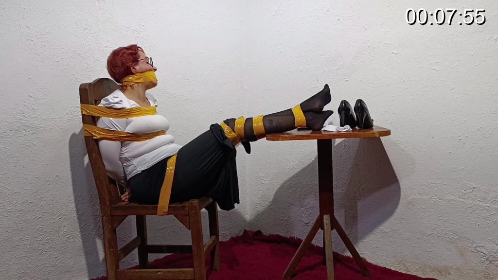 Bondage with tape and pussy stimulation with a vibrator (44) Bondage with tape and pussy stimulation with a vibrator (44)<br><br>这名女子下班回家,脱下细高跟鞋和长袜,突然一名男子进入她的卧室,制服了她,并用塑料胶带将她绑起来。 他用胶带绑住她的脚、手和手臂,堵住她的嘴,甚至把脚后跟放在她的脸上。 然后他喜欢闻她的脚和长袜,挠她痒痒,然后离开。 后来,有人看到该女子的继子进入继母的卧室,发现她的两腿之间绑着一个振动器。 他部分释放了她,脱下她的内裤,放进她的嘴里,然后提高振动器的速度,达到高潮,让他的继母完全被绑住<br><br>This woman comes home from work, takes off her stiletto heels and stockings, when suddenly a man enters her bedroom, overpowers her, and ties her up with plastic tape. He uses the tape to bind her feet, hands, and arms, gags her mouth, and even places a heel on her face. He then enjoys sniffing her feet and stockings, tickles her, and leaves. Later, the woman’s stepson is seen entering his step-mother’s bedroom and finds her tied up with a vibrator between her legs. He partially frees her, removes her panties, puts them in her mouth, and then increases the vibrator’s speed, climaxing and leaving his stepmother completely tied up