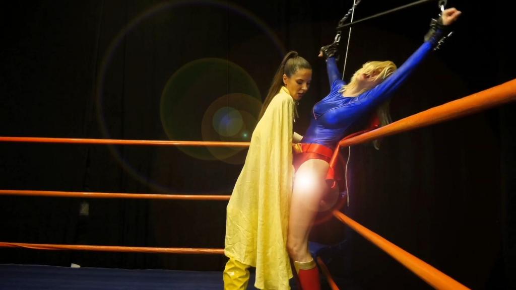 SUPERHEROINE AGENDA-WE DON’T NEED ANOTHER HEROINE 金发性感女郎 Serene Siren 和异域风情的黑发女郎 Milana Ricci 主演了这部由漫画传奇人物 George Pérez 编剧和剪辑的全新动作片《超级女英雄议程》！当魅力四射的女英雄苏佩里恩（塞琳娜）得知自己已被精英组织“宇宙守护者星际联盟”接纳时，她热情地脱下地球上公司秘书辛迪·桑德斯的伪装，飞向太空与联盟的运输队会合。然而，当超凡女侠突然发现自己身处一个黑暗的竞技场时，她意识到事情肯定不对劲。她的怀疑很快得到证实，一位自称“恶意女主人”（米拉娜）的披风女超人从背后袭击了她。意识到自己中了圈套，女超人侠用热视线攻击身着星光战衣的恶意女主人，但这位厚颜无耻的棕发女郎却轻松吸收了光束。超凡女侠向恶意女主人投掷能量球也毫无效果，于是她决定赤手空拳解决问题。不幸的是，她的攻击立刻被化解，超凡女侠痛苦地倒在地上，痛苦女主人利用致命物质特里托尼特的能量削弱了她的力量，使她变得脆弱不堪，遭受了一连串残酷而痛苦的攻击。在遭受各种毁灭性的惩罚之后，从头部重击、踢击和身体打击，到头部反复撞击擂台柱，Superior Lass 最终无力抵抗 Mistress Malice 令人失去意识的睡眠锁技。然而，折磨远未结束。当“超凡女侠”醒来时，发现自己被吊了起来，而“恶意女主人”正准备对她施加更大的伤害，包括羞辱性地、痛苦地蹂躏她暴露在外的丰满乳房。“恶意女主人”为何要对这位她自称从未谋面的女超级英雄做出这种事？这个问题一直困扰着这位金发尤物，而“恶意女主人”也继续不负她邪恶之名。<br>Blonde sexpot Serene Siren and exotic brunette Milana Ricci star in this new action-packed Superheroine Agenda video written and edited by comic book legend George Pérez!When the fabulous heroine supergirl Lass (Serene) learns that she has been accepted to the exclusive Interplanetary Alliance for the Guardianship of the Cosmos, she enthusiastically doffs her earth disguise of corporate secretary Cindy Sanders to fly out into space to meet up with the Alliance’s transport unit.However, when Superior Lass suddenly finds herself in some sort of dark arena, she suspects that something is definitely not right. Her suspicions are confirmed when she is blasted from behind by another caped super woman who calls herself Mistress Malice (Milana). Realizing that she has been lured into a trap, Superior Lass uses her heat vision on the starry-attired Malice, but the brazen brunette merely absorbs the beams. When lobbing several energy spheres at Mistress Malice proves equally ineffective, Superior Lass decides to settle the matter with bare fists. Unfortunately, her attack is immediately thwarted and Superior Lass goes down writhing in pain as Mistress Malice uses the energy of the deadly substance Tritonite to sap Superior Lass’ powers and render her vulnerable to a series of brutal and painful attacks.After being subjected to all manner of devastating punishment, from head punches, kicks and body blows. to having her head repeatedly slammed against the ring posts, Superior Lass is inevitably too weak to resist Mistress Malice’s conscious-sapping sleeper hold.Yet, the torture is far from over as Superior Lass awakens to find herself suspension bound as Mistress Malice prepares to inflict even more damage, including the humiliating and painful mauling of Superior Lass’ exposed. bountiful breasts. Why is Mistress Malice doing this to a superheroine she confesses to never having met before? This question continues to haunt the blonde bombshell even as Mistress Malice continues to live up to her nefarious name.