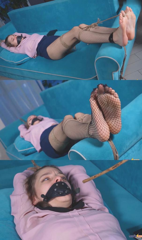 SLACKING STUDENT GETS HER FEET BLOWN OFF 任性的学生莉娅总是逃作业，上课顶嘴。英语老师亚历克斯终于忍无可忍，决定好好教训一下这个伶牙俐齿的贱货。<br><br>亚历克斯把莉娅拖到沙发上，一把扯开她的渔网袜，露出她柔软的裸足，然后把她紧紧绑了起来。她的双臂被高高举过头顶，身体绷得紧紧的，嘴里塞着一个结实的口塞，让她无法发出任何抱怨。现在，她完全任他摆布。<br><br>他慢慢地嘲笑她无助的姿势，双手在她脆弱的双脚上游走，然后拿起他的“工具”。鞭子抽打在她脚弓上，发出刺痛的声响。厚重的皮鞭重重地抽打在她的脚后跟上。硬邦邦的藤条抽打在她脚趾上，让她的脚底火辣辣地疼。莉娅呻吟着，挣扎着，被塞住嘴的呜咽声只会让亚历克斯更加用力地挥动鞭子。<br><br>每一次鞭打都让她的教训更加深刻。不许再偷懒。不许再耍脾气。只有一个被捆绑着、呜咽着的女孩和她疼痛难忍、被鞭打过的双脚。Bratty student Lia keeps skipping homework and talking back in class. English teacher Alex has finally reached his limit with her lazy attitude. Time for this mouthy slut to learn some discipline.<br><br>Alex drags Lia to the sofa, strips her fishnets wide open to expose her soft bare soles, and ties her down tight. Arms stretched overhead, body pulled taut, a firm gag silencing her complaints. Now she's completely at his mercy.<br><br>He takes his time mocking her helpless position, running his hands over her vulnerable feet before picking up his tools. Sharp whip cracks sting her arches. Thick leather flogger thuds against her heels. Rigid cane stripes leave her toes curling and soles burning red. Lia moans and thrashes against the ropes, her gagged whimpers only making Alex swing harder.<br><br>Every stroke drives the lesson deeper. No more slacking. No more attitude. Just a whimpering bound girl and her aching, whipped feet.