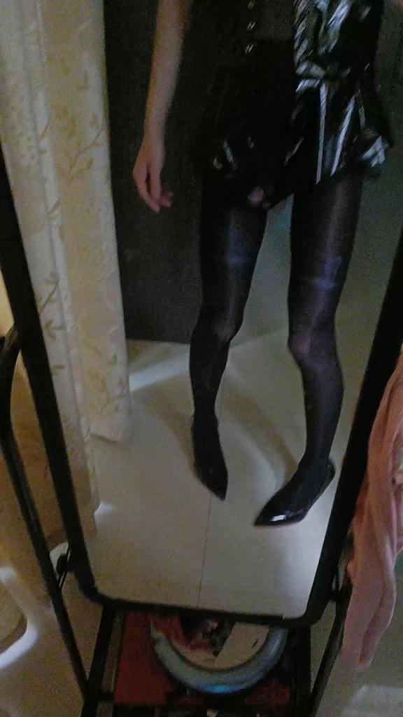 小男娘日常自缚 次自缚的时候都在想，要有坏人进来把我拐走怎么办？但越想越兴奋，这样我就被拐到一个没人知道的地方，然后被其他人尽情折磨，可能会被囚禁一辈子，等一辈子星怒吧