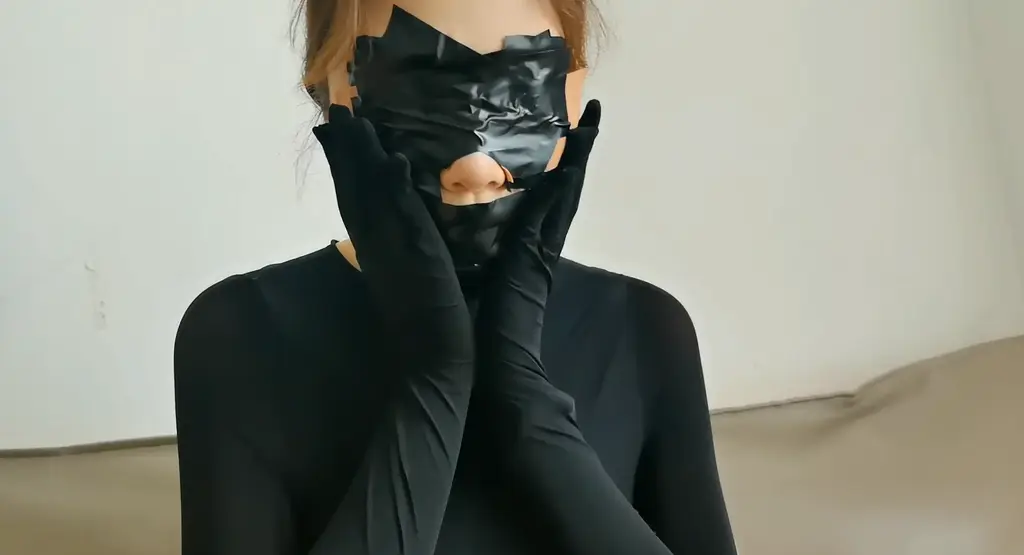 驴驴挑战黏性胶带封眼＋封嘴全过程 高颜值模特驴驴先后用黑色电工胶带、肌肉贴和静电胶带封眼封嘴，多种胶带重重包裹，紧缚感很强，也很有美感。包含贴胶带和撕胶带的全过程，胶带粘性很强，撕下来费了很大劲。