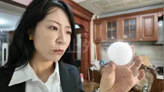 女超人的堕落（上）大意被擒 【主演：米粒 工作室：枫叶工作室】 米粒表面上是最富正义心的女记者，背地里是惩恶扬善的超级女英雄—女超人。<br>这天，她正坐在电脑前，仔细的寻找着一个跟踪已久的案子，连环少女失踪案，今天她有了一些突破，她在暗网上发现了一个调教的视频，视频中的女孩正是失踪案中失踪已久的少女，她决定仔细的观看那个视频，希望从中发现更多的线索，然而视频的内容也勾引出女超人压抑的欲火让她不自觉夹紧双腿。<br>功夫不负有心人，女超人发现了其中的蛛丝马迹，立刻前去搜索，不多时便找到了那个视频中的房子，正当她在房间搜索时，打开了一个柜子拿出了一个神秘的白球，正在她疑惑这是什么的时候，随着一阵光芒亮起，女超人只感觉一阵眩晕，意识再恢复时，她被绑成了驷马，她想要挣脱却发现自己的力量完全无法使出，此时一个男人走了出来，向她解释了一切，原来那个白球可以在让人昏迷的同时吸收她的力量和理性，现在的女超人，全身都十分的敏感如今一个微小的动作也可能让女超人做出巨大的反应。在一番调教之后，女超人被换了个姿势，胸前的西装衬衫被一点点解开，属于女超人的标志显露出来，反派敞开女超人的胸前的扣子露出女超人的标志，让她在调教和凌辱中一点点达到高潮，口水不由控制的自嘴角流出，女超人最终带着屈辱翻着白眼昏死过去。<br>工作室：枫叶工作室 主演：米粒 <br>【女超人西装 肉丝高跟 驷马 跪大字缚 TK挠痒 鞭打 挣扎 调教 折磨 凌辱 白眼 高潮脸 昏迷】<br>截图不是按顺序排列<br>解压密码：zer379162431解压方法：网盘中压缩包下载之后先解压会解出两个压缩包，两个压缩包可以看作是一个压缩包，这两个压缩包在同一文件夹下就可以直接解压了，解压后修改后缀为mp4即可观看<br>有什么事情，意见或者创意可以评论区讨论<br>以下是第一次发视频的碎碎念<br>在网站游览多年，也发过不少钻石视频，这是第一次定拍视频并发布，经过慎重考虑后选择后发布的第一部定拍作品来自枫叶工作室，拍摄出来的效果我觉得很不错，我写的剧情内容也基本全部完成了，演员很漂亮演技也很好，非常符合女超人的形象。<br>第一次发布原创订拍视频，简介内容剧情我尽量简写出来了但调教内容之类的再怎么写我觉得也不及视频的万一，具体其中的精彩之处就等购买者自行查看了。这个作品共分为上中下三集，让女超人经历了从落入陷阱到彻底堕落的完整路径，后续的两集也会尽快发布的，大家也可以期待一下后续的发展。各位有什么好创意和想法也可以评论区讨论，会作为参考看的。因为第一次所以碎碎念有点多以后我应该很少或者不会碎碎念了，但不一定万一哪次我又有了蓬勃的表达欲呢，谢谢各位了