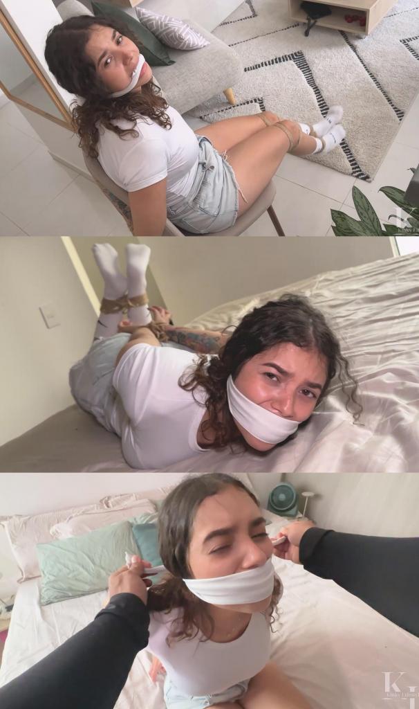  Luana Caught Snooping Around: College Reporter Almost Escapes (Rope Bondage, Nike Crew Socks, Jean  Luana Caught Snooping Around: College Reporter Almost Escapes (Rope Bondage, Nike Crew Socks, Jean Shorts, White T shirt, Stuffing, OTM, Cleavegag, Bed, Chair Tied, Hopping, Feet Open Door) 露安娜假扮记者潜入一户人家进行窥探。她被抓住了，双手被堵住嘴。<br><br>随后，她的双手被反绑在背后（画面中未显示），被带进卧室扔到床上。她的脚踝也被绑住，她试图告诉坏人她知道他在做什么，他不会得逞。坏人用布塞住她的嘴，并用布制口塞堵住了她的嘴。<br><br>露安娜挣扎了几分钟。然后她从床上下来，在屋里蹦来蹦去。她来到一扇门前，试图用被绑住的手腕开门，但开不了，于是她坐在地上，用被绑住的脚开门。她打开门后跳了出去，但再次被抓住了。<br><br>露安娜现在被绑在椅子上，双手反绑在背后，脚踝和腿也被绑住，嘴里塞着布。坏人说他要走了，并在房子里安放了炸弹。场景结束时，卢安娜挣扎了几分钟。Luana sneaks into a house to snoop around as a reporter. She gets caught and handgagged.<br><br> <br><br>She then has her hands tied behind her back (tying not shown) and is led into the bedroom and thrown onto the bed. She has her ankles tied onscreen while she tries to tell the bad guy she knows what he's doing and he's not going to get away with it. He then shuts her up stuffing some cloth into her mouth and gags her with a cloth OTM gag.<br><br> <br><br>Luana struggles for a few minutes. She then gets off the bed and hops around the place. She gets to a door and tries to open it with her bound wrists but can't, so she sits down on the ground to open the door with her tied feet. She gets it open and then hops out but is caught again.<br><br> <br><br>Luana is now tied to a chair, hands tied behind back. Ankles and legs tied. Cleave gagged. The bad guy says he's leaving and has set a bomb in the house. Luana struggles for a few minutes as scene ends.