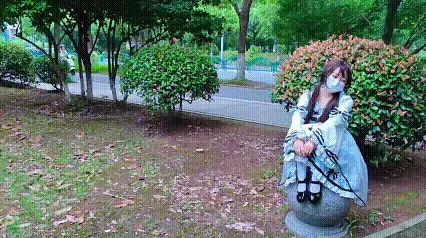 苏苏_三副脚铐公园蹦跳，行人超多，马路边玩手铐 苏苏穿着可爱的洛丽塔，脚上铐着三副脚铐从公园的凉亭开始出发，一蹦一跳开始向公园外走去，期间与许多路人打了照面，苏苏慌忙下蹲想盖住脚铐，后面来到马路边苏苏大胆的玩起了手铐旁边就是熙熙攘攘的人流～<br>定拍/原味/赞助 qq3975334131，价格优惠，重口勿扰～<br>招聘同好/模特，坐标江苏，有意向的宝子可以 qq3975334131沟通交流～<br>苏苏的3D打印小店开业啦～视频中同款打印镣铐道具都在小店哦，有喜欢的宝子们可以来咨询物色哦，总有一款适合你～<br>有意3D镣铐枷锁等道具的宝子 qq3975334131，欢迎交流～