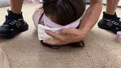 金宝定拍————《卧底模特的命运》上，盖盖出演，卧底特工旗袍盖盖翘起二郎腿捆绑+驷马捆绑 盖盖来到拍摄现场，摆出了一些姿势供摄影师拍摄写真。摄影师拍摄过程中显得有些业余，盖盖提出了一些质疑。摄影师突然提出要拍摄一组SM元素的写真，暗示如果接受以后可以提供更多的拍摄资源给盖盖。<br>盖盖半推半就的，提出先尝试一下。<br>盖盖的上半身被绑成日式高手缚，双腿翘成二郎腿被绑在一起。坐在沙发上，供摄影师拍摄。摄影师脱下了盖盖脚上的高跟鞋，然后开始拍摄起她的足部，然后提出要将她的嘴堵住并用胶带封嘴。盖盖有些不愿意，但摄影师却无视她的反对，强行为她堵嘴，并用胶带缠绕封口。盖盖狠狠地瞪着镜头，并不断挣扎身体。摄影师索性用布蒙住她的双眼，放任她挣扎。<br>后来，盖盖被驷马捆绑，趴在地上，上身的捆绑不变，翘着二郎腿的双腿的捆绑被解开改为并绑在一起，双脚交叉绑在一起。摄影师走过来摘下她的蒙眼布，看到盖盖依然瞪着他，所幸也直接自爆自己是一个绑架团伙的人贩子，专门绑架她这样的美丽模特。<br>盖盖依然死死瞪着他，于是摄影师用胶带缠绕她的鼻梁，然后再用沾了麻醉药的棉布盖住她的鼻子，然后用丝袜缠住她的鼻梁，固定住棉布。最终盖盖昏了过去，摄影师用布蒙住了她的眼睛。<br>然而盖盖其实是一位卧底特工，刚才的一切只是她为了抓捕人贩子而设下的圈套。她的队友很快前来逮捕了人贩并解救了她。立下大功的盖盖回到家却遭遇了突然停电，机敏的她掏出枪自卫却还是被绑匪制服。绑匪组织对她的报复还在后头......<span style='color:#b0b0b0;'>[隐藏文字，购买后可见]</span>
