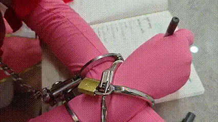 苏苏_魔法少女伊莉雅的补课陷阱，多种束缚姿势写字惩戒，驷马挣扎 少女伊莉雅去老师家补习练习字帖，因迟到被惩罚戴拘束具写字帖，因字写不好被惩罚戴更多种拘束具，并加入震动道具惩罚<br>进门后，老师以迟到为由让模特罚站，让伊莉雅站在墙边，双手举在头顶戴交叉手铐，脚上白色戴分腿器，塞入兔子形震动道具，站立放置5分钟<br>之后让伊莉雅戴口球 震动道具，戴下列拘束道具写字帖<br>①字帖放桌上，坐椅子，双手戴交叉手铐 颈手连铐，双脚戴脚镣固定在椅子上；<br>②字帖放桌上，坐椅子，戴方形木枷，双脚戴木质足枷；<br>③字帖放地上，坐地上，手脚戴分腿器；<br>④字帖放地上，坐地上，双手绕过大腿下方戴颈手枷，再用颈手连铐将脖子和双脚连起来；<br>最后伊莉雅趴在床上双脚并拢，上半身绑五花，大腿、膝盖、脚腕均用绳子紧缚，再将脚和后背连起来组成驷马形态，戴口球、不透光眼罩、震动道具放置<br>定拍/原味/赞助 qq3975334131，价格优惠，重口勿扰～<br>招聘同好/模特，坐标江苏，有意向的宝子可以 qq3975334131沟通交流～<br>苏苏的3D打印小店开业啦～视频中同款打印镣铐道具都在小店哦，有喜欢的宝子们可以来咨询物色哦，总有一款适合你～<br>有意3D镣铐枷锁等道具的宝子 qq3975334131，欢迎交流～