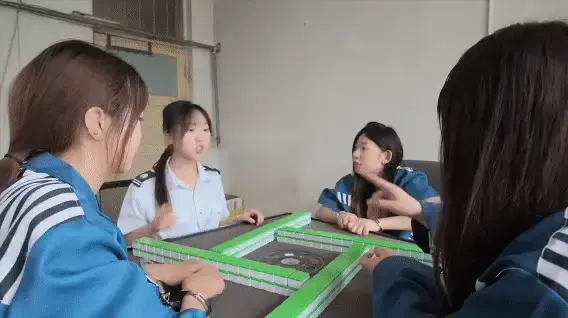 【编号她工作室】拍摄花絮 女j和女犯四个人围一起开始了打麻将，区别就是女犯还是戴手铐的，这情景谁见过啊，如果想看以后这样的花絮我们还可以多拍。有更多想法的欢迎定拍剧本讨论。 【编号她工作室】拍摄花絮 女j和女犯四个人围一起开始了打麻将，区别就是女犯还是戴手铐的，这情景谁见过啊，如果想看以后这样的花絮我们还可以多拍。定拍联系：3651574526.
