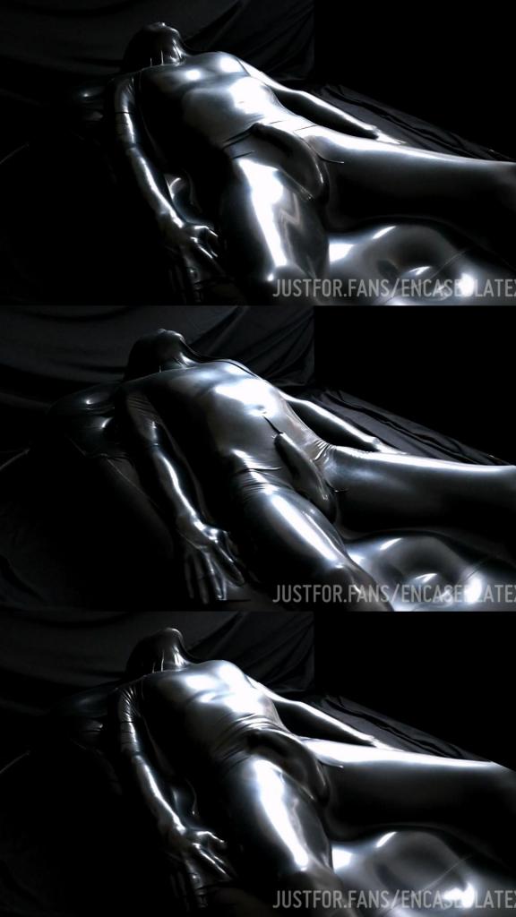 Still sealed and at the mercy of the tight black latex, he humps against it to get himself off... 出自:encased<br>Still sealed and at the mercy of the tight black latex, he humps against it to get himself off...<br>仍然密封着，在紧绷的黑色乳胶的支配下，他靠在上面，想下车。。。