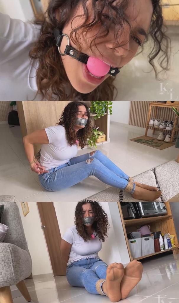 Simona Tied Luana for Being Too Noisy (Roleplay, Pantyhose under Jeans, Socks Mouth Stuffed, Tapegag Simona Tied Luana for Being Too Noisy (Roleplay, Pantyhose under Jeans, Socks Mouth Stuffed, Tapegag, Rope Tied, Spanish Cursing, Ballgagged, Drool, Curly Hair)卢安娜穿着一件纯白T恤、牛仔裤、肉色丝袜和粉色袜子。<br><br>她的脚踝被绑住，双手被反绑在背后。脖子上挂着一个粉色球形口塞，但嘴巴还没有被堵住。她很生气，对着镜头大喊大叫——用西班牙语骂骂咧咧。她一边挣扎一边喊叫，还几次对着镜头竖起了中指。这时，西蒙娜走过来，告诉卢安娜她太吵了，然后脱掉了卢安娜的袜子，问她要不要用袜子堵住嘴，如果她不安静，西蒙娜就会堵住她的嘴。卢安娜说她会安静，所以西蒙娜没有堵住她的嘴，离开了。西蒙娜继续挣扎，这次她没有穿袜子了。最终她控制不住自己，又开始大声喧哗，生气起来。西蒙娜回来后，抓起卢安娜的粉色袜子塞进她嘴里，用手捂住卢安娜的嘴，嘲弄她，让她好好尝尝味道。西蒙娜接着拿出胶带，在卢安娜的嘴上贴了几条，固定住袜子，然后离开了。卢安娜拼命挣扎，大声喊叫，愤怒不已，还不停地对着镜头竖中指。最终，卢安娜筋疲力尽，安静下来，西蒙娜又回来问她是否准备好把袜子从嘴里拿出来。卢安娜点头表示同意，西蒙娜便解开了她嘴里的束缚，脱掉了袜子。然而，西蒙娜又抓起卢安娜脖子上的球形口塞，塞进她的嘴里，紧紧地固定在她的脑后。卢安娜再次愤怒起来，试图大声喊叫，但西蒙娜还是离开了。我们看到卢安娜拼命挣扎，口水直流。Luana is wearing a plain white tshirt, jeans, nude pantyhose, and pink socks on.<br><br> <br><br>She has her ankles tied and her hands tied behind her back. There is a pink ballgag around her neck but she is not gagged yet. She is angry and yelling at the camera - yelling out insults and curse words in Spanish. She struggles hard as she's yelling and puts her middle finger up at the camera a few times. Then Simona comes and tells Luana she is being way too loud and takes off Luana's socks and asks if she wants to be gagged with them, since if she does not be quiet Simona will gag her. Luana says she'll be quiet, so Simona does not gag her and leaves. Simona continues to struggle this time with no socks on. Eventually she can't help herself and starts being loud and angry again. Simona comes back and grabs Luana's pink socks and shoves them in her mouth and keeps her hand over Luana's mouth, taunting her and telling her to enjoy the taste. Simona then takes out some tape and puts a few strips of duct tape on Luana's mouth, keeping the socks in, and leaves. Luana is desperately struggling and continue to be loud and angry and continues to put her middle finger up to the camera. Eventually Luana is tired and becomes quiet, and Simona comes back and asks if Luana is ready to have the socks out of her mouth. Luana shakes her head yes and Simona ungags her and takes the socks off. However, Simona grabs the ballgag that is around Luana's neck and puts it in her mouth and tightly secures it behind her head. Luans is angry again and trying to shout as Simona leaves. We see Luana struggle a lot and there is a ton of drool.