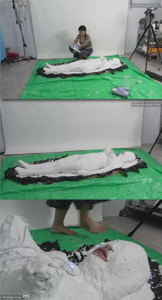 Abandonded in Plaster Bondage with Remote-Control Vibe and Nipple Play! 片名：Abandonded in Plaster Bondage with Remote-Control Vibe and Nipple Play!<br><br>这个是女M片，请喜欢此类的朋友购买，谢谢<br><br>Sorry to keep all you plaster fetishists waiting!<br>Hinako’s friend, M-chan, is encased in hard plaster! But first, she must prepare a few things in advance. Namely, a full body stocking and plastic wrap for protection, and remote-controlled vibrator in her pussy and nipple domes on her nipples for fun!<br>She was then ready to be turned to stone.<br>The proccess of the plaster hardering around her body was extremly pleasureful for M-chan, causing her to drift into a deep ????<br>Hinako made sure to unobstruct her nose, as to leave her ample breathing room to let her peacefully.<br>She left her alone to get a nice nap in before giving her a rude awakening 30 minutes later!!<br>Hinako flips the switch and activates the remote-controlled vibrator deep within her!!<br>Now that she was subjected to inescapable pleasure, Hinako left her there for a bit to be pleasured, while her whole body lay encased in the rock hard plaster.<br>When all was said and done, she was released from her stone prison by use of a rock hammer.<br>The plaster was so hard and thick however, that there was a moment where they feared they may not be able to get her out with just that hammer!????<br>This whole video was filmed with a handicam, allowing for some truly amazing angles to be captured!<br><br>抱歉让你们这些石膏像迷等这么久！<br>Hinako的朋友M-chan被硬石膏包裹住了！但首先，她必须提前准备几样东西。具体来说，需要准备一件全身长筒袜和保鲜膜以提供保护，以及一个放置在阴道内的遥控震动器，以及放置在乳头上的乳头罩以增添乐趣！<br>她当时已经准备好被变成石头了。<br>M-chan觉得，石膏在她身体周围硬化的过程非常令人愉悦，这让她渐渐陷入了一种深深的……（此处原文“deep”后缺少具体描述，故保留“深深的”作为译文）？？？？<br>Hinako确保她的鼻子没有受到阻碍，以便留出足够的呼吸空间，让她能平静地休息。<br>她任由她独自美美地睡了个午觉，却在30分钟后把她硬生生地叫醒！！<br>Hinako按下开关，激活了深藏在她体内的遥控震动器！！<br>既然已经无法逃避这种愉悦，Hinako便在那里待了一会儿，享受着这种愉悦，同时她的全身都被包裹在坚硬如石的膏药中。<br>当一切尘埃落定时，她被一把石锤从她的石牢中释放了出来。<br>然而，石膏如此坚硬且厚实，他们一度担心仅凭那把锤子可能无法将她救出！？？？？<br>这段视频全程使用手持摄像机拍摄，捕捉到了一些真正令人惊叹的视角！