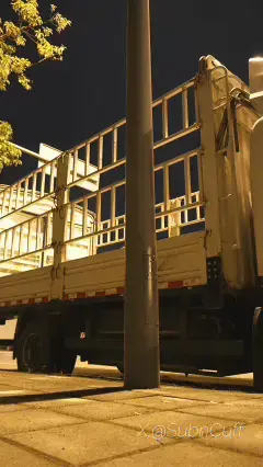 0715户外双手背铐在路灯上郊狼电击SubM 用郊狼传感器设置了晃动超过限制强度增加30 只有保持5秒不动才能下降<br>结果在铐住之前就被突然电了 最吓人的是 铐住之后 电击强度85的时候 突然一辆车从身边路过 真的要被吓死了 赶紧蹲下拿钥匙解锁 但是过了一会 还是决定继续 于是又把自己铐了起来 <br>当电击强度上了100 才发现想要保持不动基本不可能 强度越大越会抖 在150的时候感觉坚持不住想要解锁 结果蹲下的时候强度直接到了190 那种感觉真的生不如死…