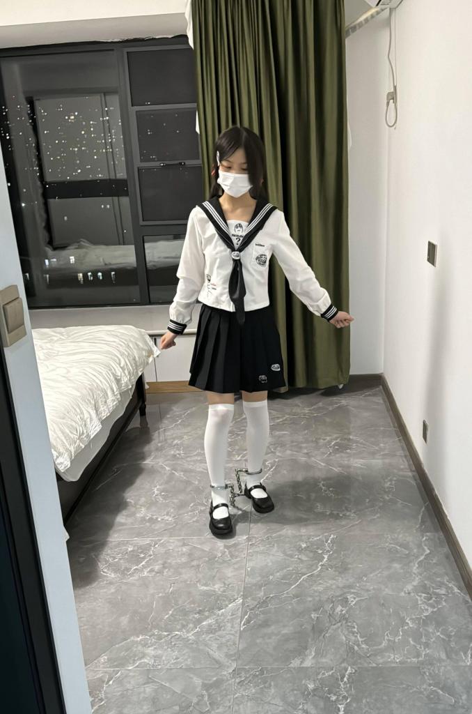 JK水手服女孩挑战手铐锁脚两天！带脚铐坐地铁 妹子挑战手铐（筒铐）铐脚三天不打开，链子可拆卸，走的时候把钥匙留下，坐车回家和开锁时候坐地铁全程都带着铐子，铐的也很紧，在家里把链子加上，驷马铐，但是坚持了26小时就受不了了。不过已经很极限了，手铐铐脚在一般作品中一般不会超过二十分钟，躺着和戴着站立、生活不是一个概念，手铐铐脚基本就是刑责。<br>取下来的时候妹子脚腕上留下了非常深的勒痕，跑过来开锁是破房崩溃才来的。<br>作品时长60分钟，已经上传保管库，高清高帧率视频请打开百度云链接。<br>布莱恩原创1071263211<br>镣铐 脚铐 脚镣 锁脚