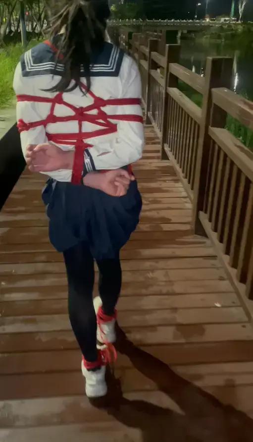 夜晚露出jk小南梁捆绑行走 可爱的黑丝jk水手服小m被红麻绳紧紧捆绑，拉到了夜晚的郊外，凉爽的夏夜，也没什么人，就这样散散步吧<br>期间也得防着偶尔会经过的路人，下面还塞着玩具在不断的震动<br>走着走着就高朝了，又被坏s给绑在栏杆上放置着<br>