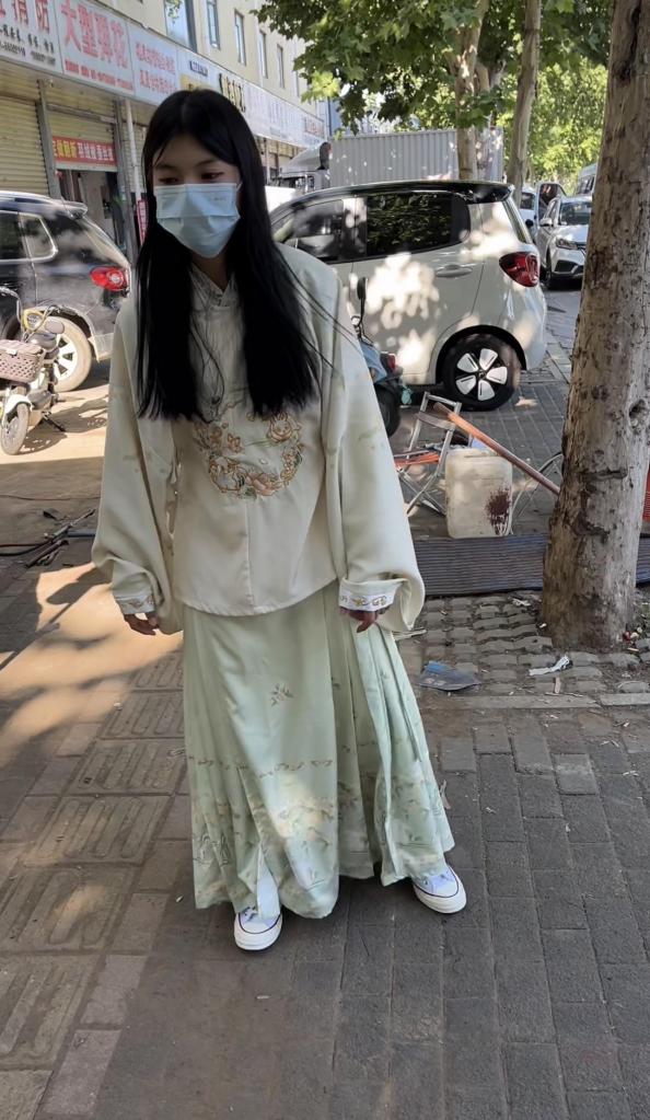 在大街上钉死11斤脚镣的女生（上） 11斤的脚镣 烧红铁铆钉钉死<br>铸铁镣环，锚链，马路旁上镣，死囚级别2cm粗的脚镣，18岁女高的死镣周末。<br>妹子早上正在睡觉，被发现没带脚镣，一怒之下11斤的死镣扔到了床上，妹子第一次见这样的脚镣，非常震惊，随后被拉出去钉死。<br>三个师傅一起动手，先用喷枪把铁铆钉烧红，然后赶紧插进锁孔，用锤子砸扁。这个脚镣环故意做的很粗糙，妹子戴上直接崩溃了，还懵逼着呢就被钉死了，有很多吐槽的对话，一直在说脚疼磨脚受不了。走路非常困难，到户外草地上逼着走了好久。回家后也不打开，铁钉钉死不容易，整个周末都要戴着。<br>（钉脚镣的地方就在马路边，人很多，有三个师傅一齐动手，压力给到妹子爆满！）<br><br>本集主要讲了妹子起床被要求定死脚镣，穿着汉服出门到五金店结果在路边被烧红铆钉钉死脚镣，在街上走路后被拉到户外，本来想用汉服遮挡脚镣，结果被要求换上睡衣长时间戴重镣走路，直到求饶。<br>共分三集，高清高帧率在百度云链接，如若失效联系我补。1071263211