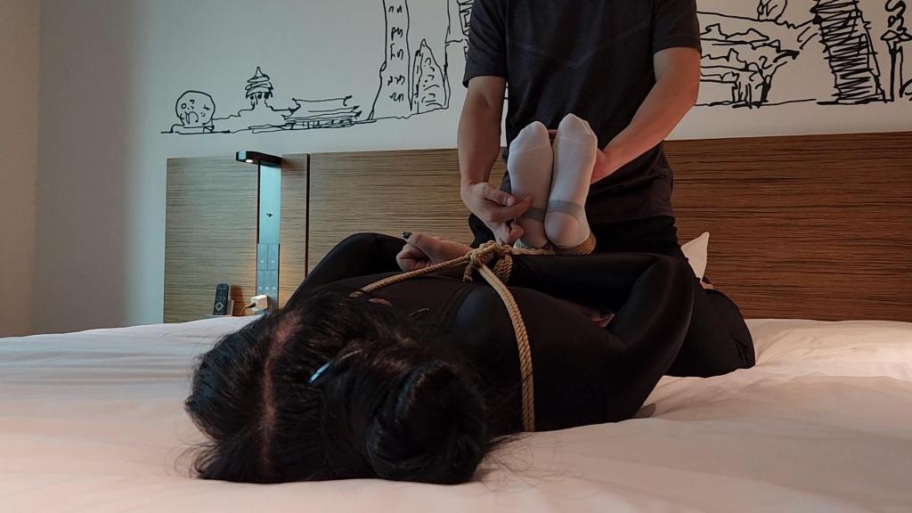 【不言】肉货-挠痒 坐标苏州，驷马捆绑、小白袜挠痒一小段，肉货很怕痒，叫的破马张飞的<br>定拍qq:1615470756
