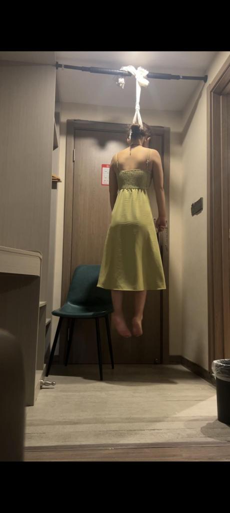 [一休] Suspension and Breathlessness Experience Two A woman tries a second staged suspension, remains unsupported for about a minute, loses consciousness, and experiences severe distress before recovering on the floor.