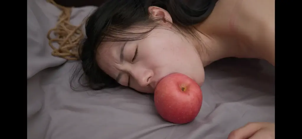跟工作室沟通好重新上架！坏女孩被催眠成为性奴，最后竟成为了人体宴容器？ 包含捂晕元素、灌药、控制、打晕、tk、摆弄、催眠、失禁、牛奶浇足、脱衣、xxoo。坏女孩被迷晕后，催眠，让其自己一步一步脱去衣服并将其作为人体宴的果盘，酸奶沐足，想用完毕后脱光光xxoo。解压码111
